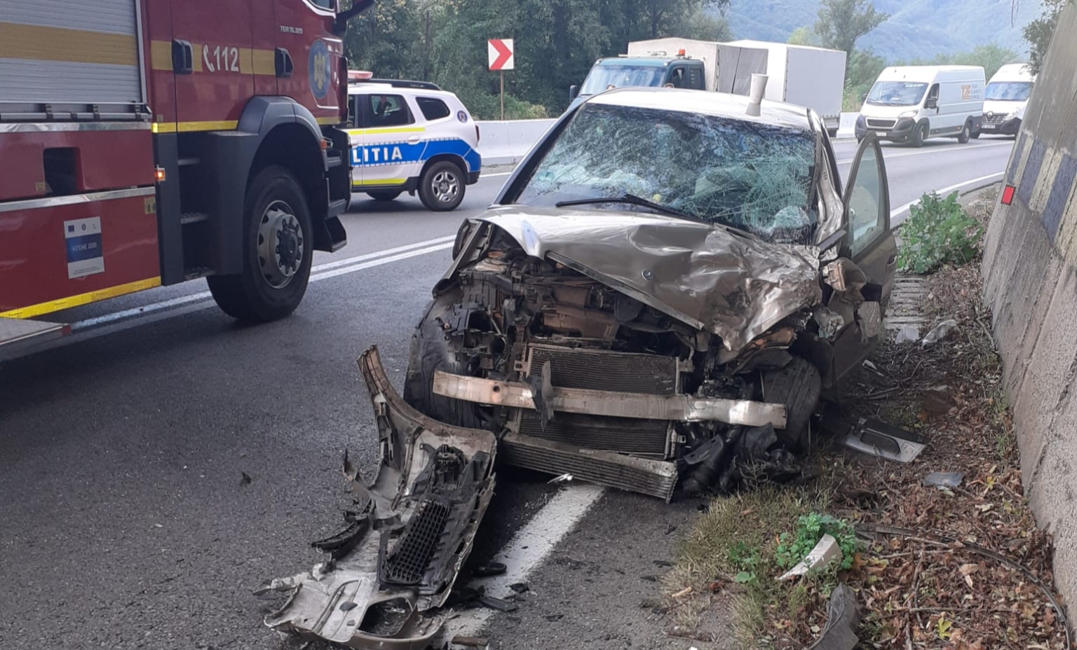 Read more about the article Doua vehicule distruse într-un accident pe DN1 E60