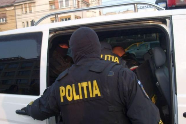 Read more about the article Un bărbat a amenințat clienții unui supermarket și polițiștii ajunși la fața locului