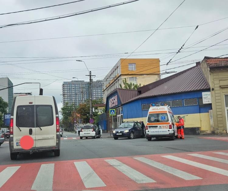 Read more about the article A trecut pe roșu și a izbit o mașină care circula regulamentar, în Cluj-Napoca