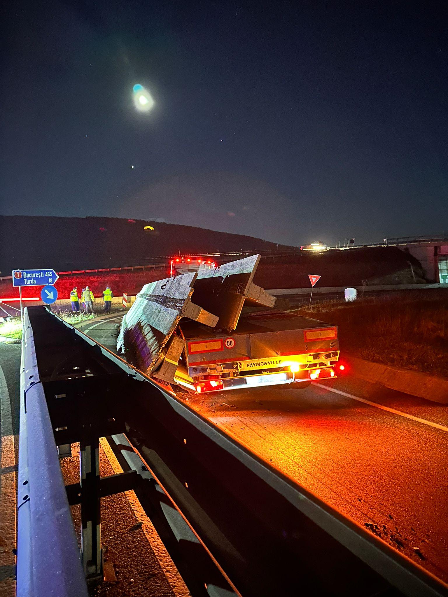Read more about the article Accident pe DN1N, centura Vâlcele – Apahida. Încărcătură căzută de pe un camion a blocat traficul