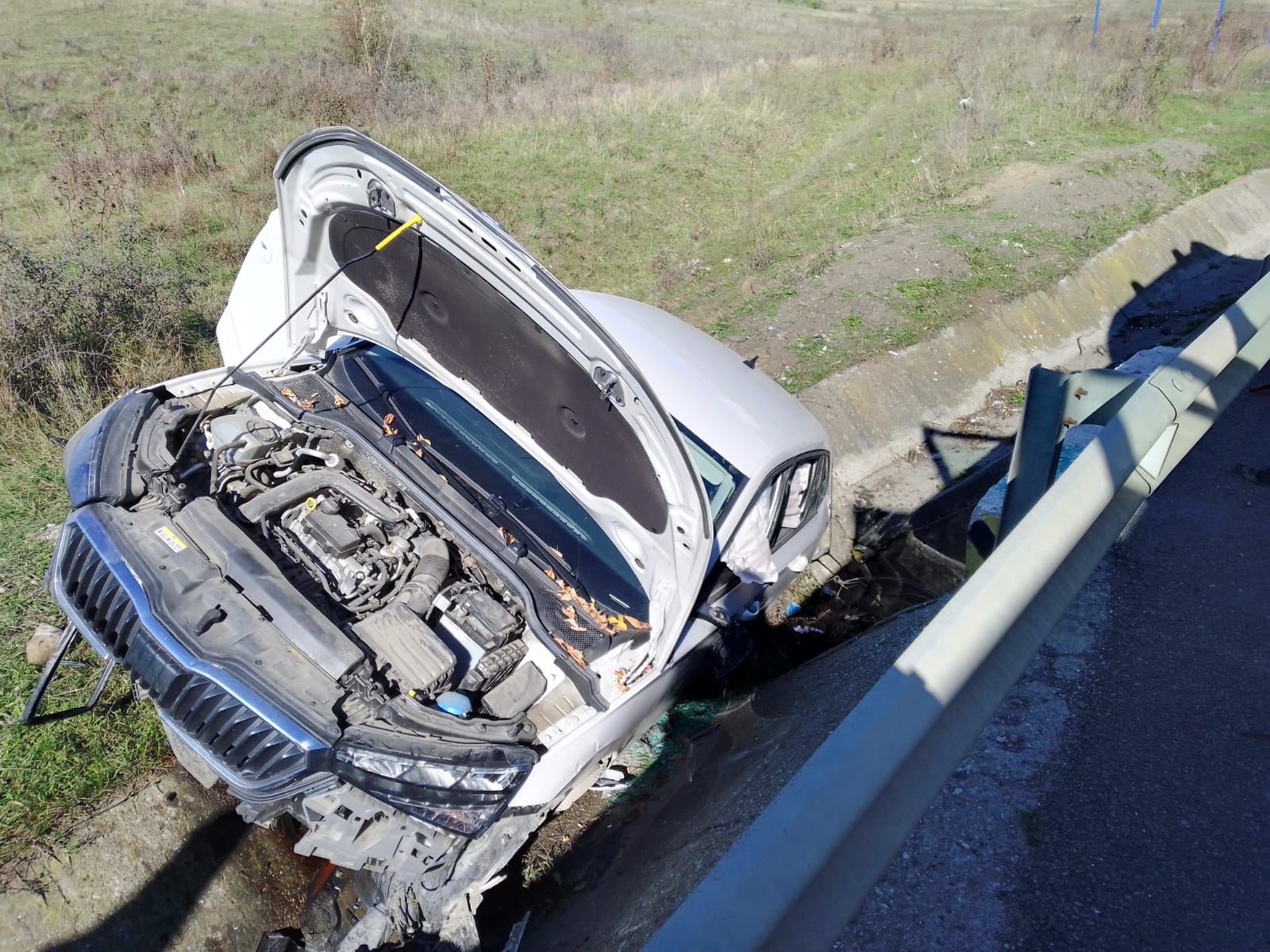 Read more about the article S-a răsturnat cu mașina peste parapet