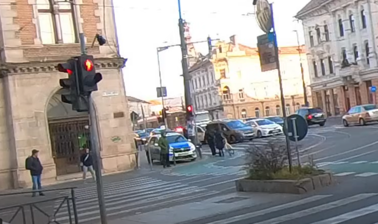 Read more about the article Mașină de poliție circulând pe trotuar, în centrul Clujului
