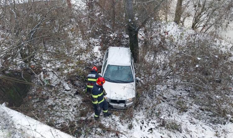 Read more about the article Un autoturism a ieșit în afara părții carosabile și a ajuns sub un pod