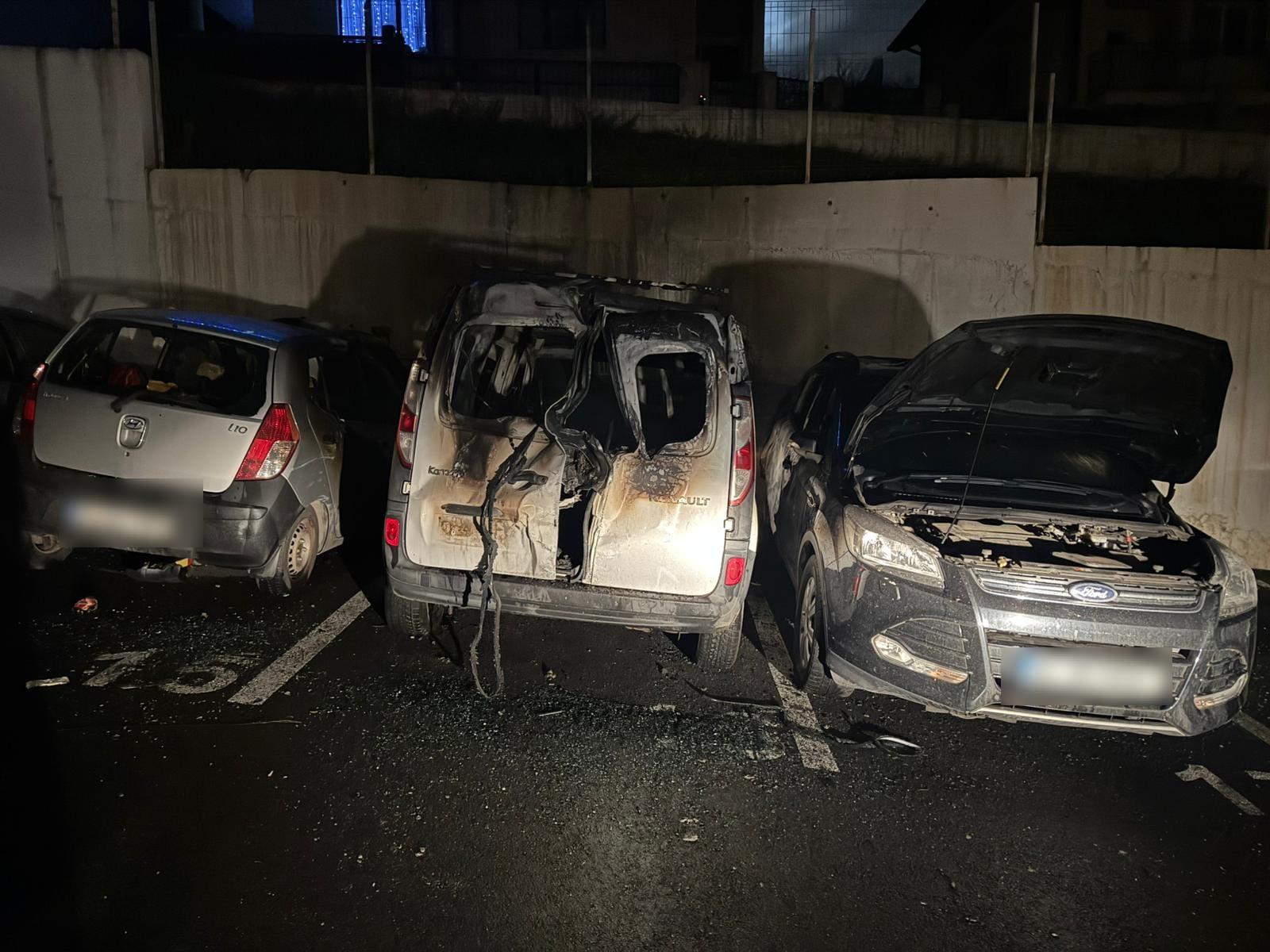 Read more about the article Incendiu în miez de noapte! Trei mașini au fost distruse de flăcări.  Ce a declanșat tragedia?