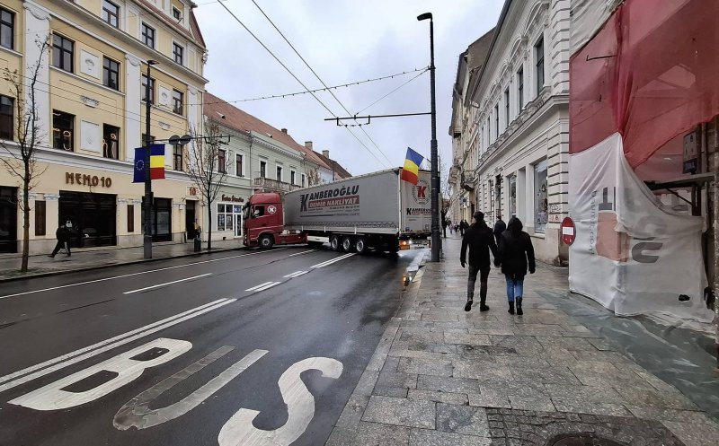 Read more about the article Un TIR a rămas blocat în centrul Clujului