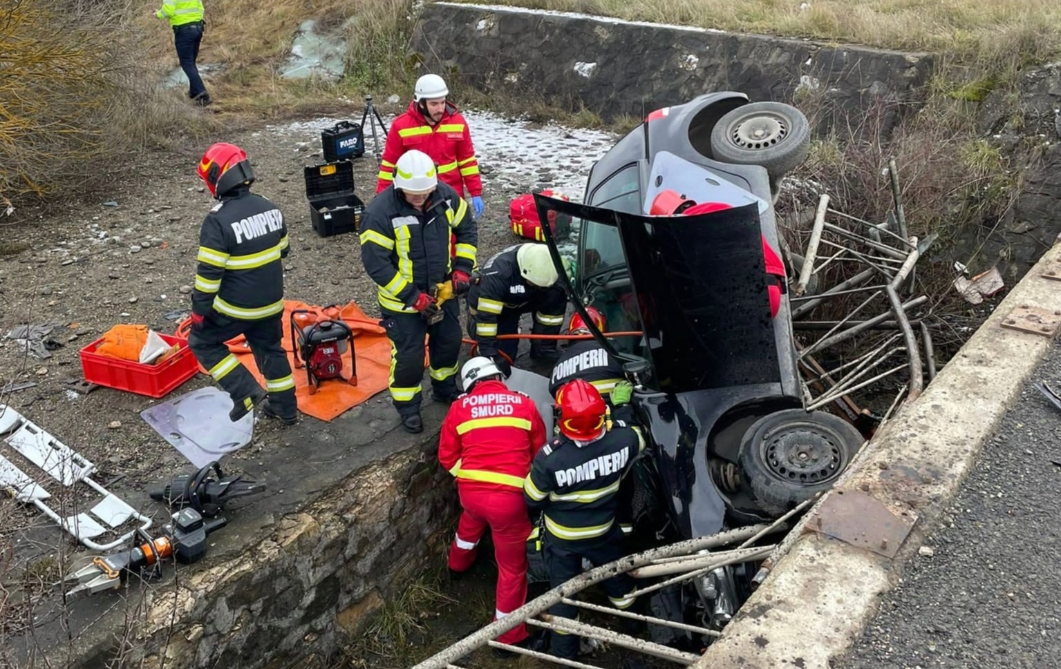 Read more about the article S-a răsturnat în afara drumului cu mașina. A intervenit și elicopterul SMURD
