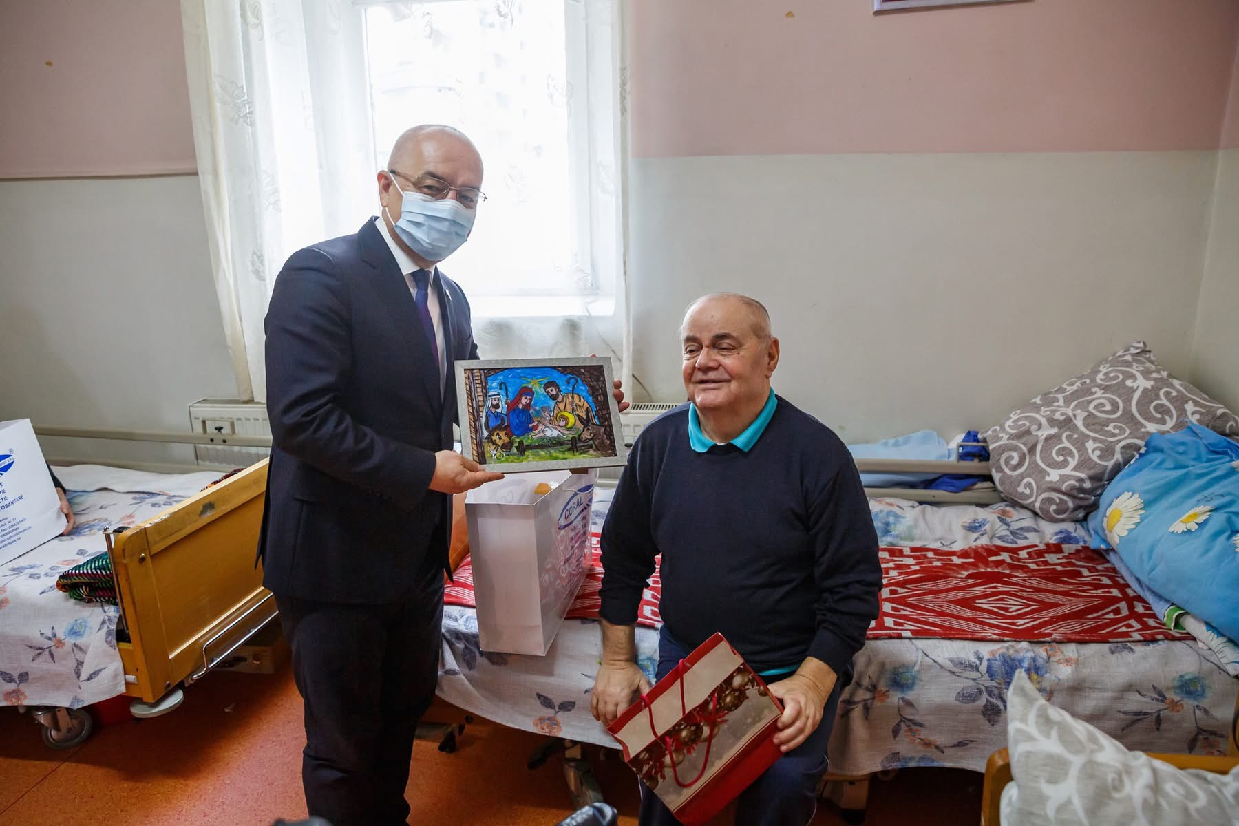 Read more about the article Emil Boc, cu mască la un cămin de vârstnici. Stați liniștit, domnule primar, bătrânețea nu se ia