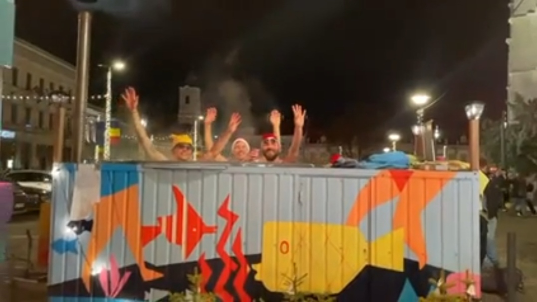 Read more about the article Moment amuzant în centrul Clujului. Moș Crăciun a făcut baie în ciubăr