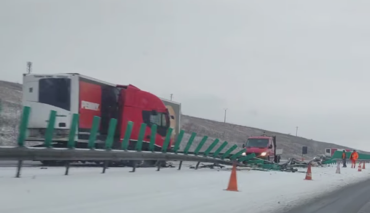 Read more about the article Accident pe autostradă. S-a izbit cu TIR-ul de parapeți