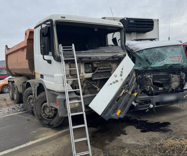 Read more about the article Accident la ieșirea din Florești. Un bărbat a rămas blocat