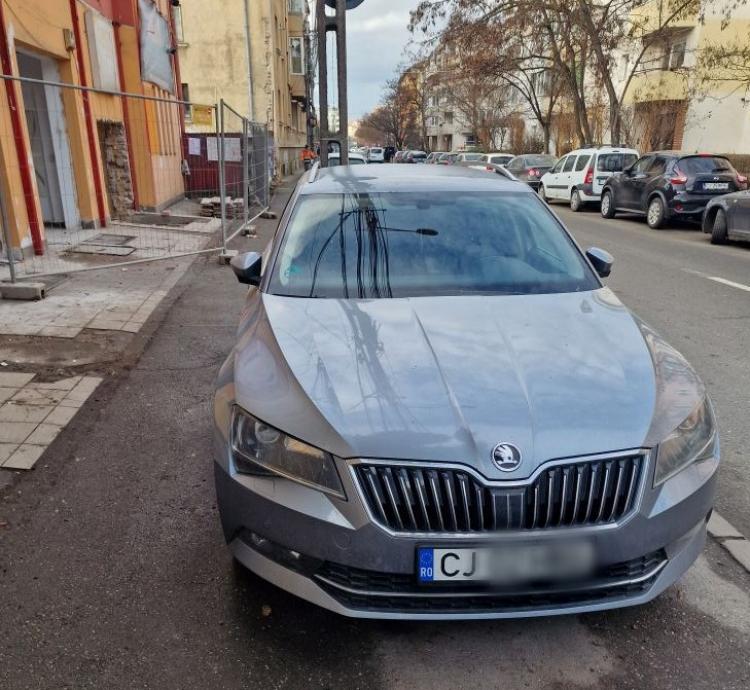 Read more about the article Cum mai parchează clujenii. „Haide și mută-ți mașina! Ai parcat-o în fața unui șantier unde se demolează o clădire”.