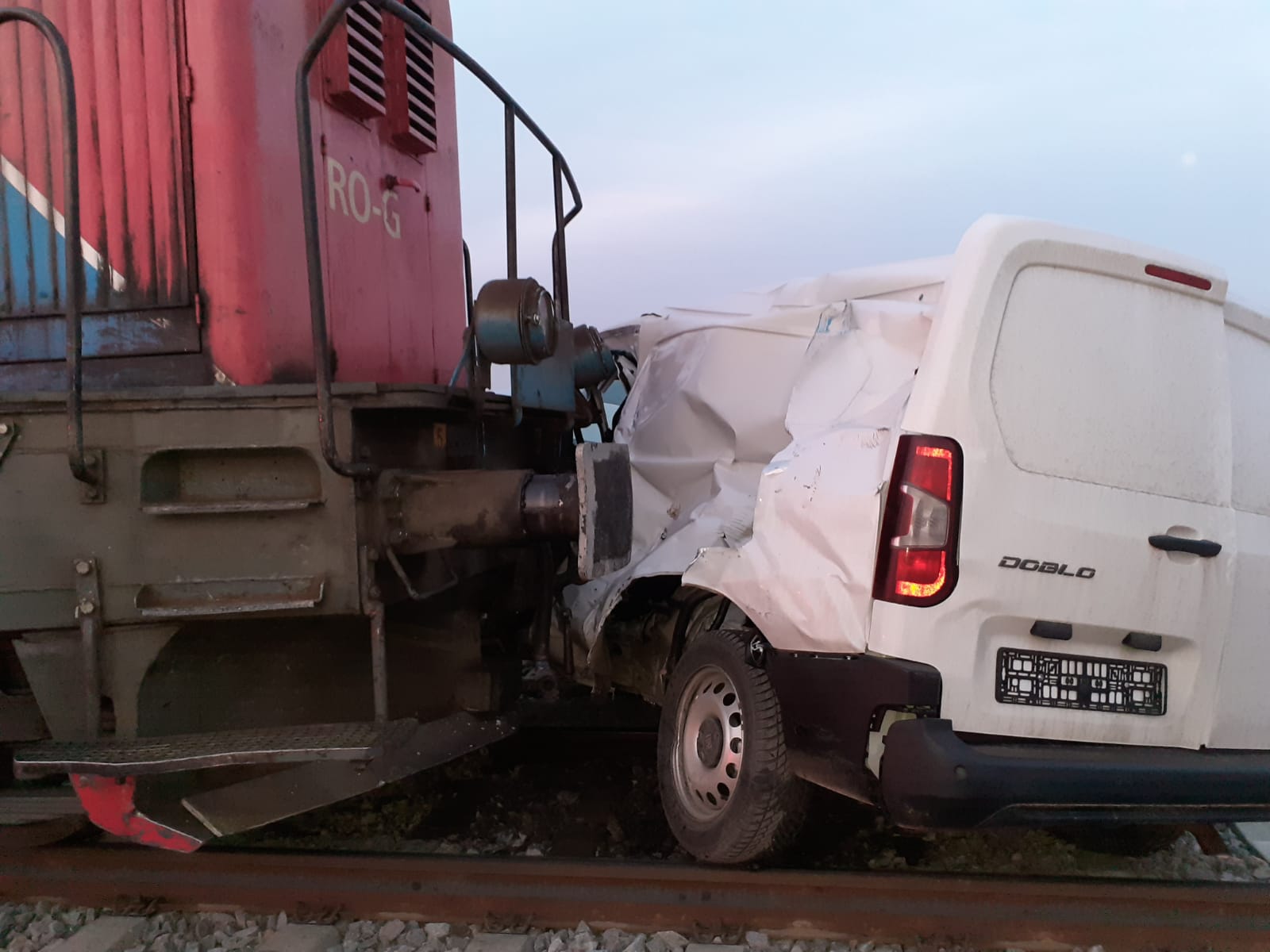 Read more about the article Accident grav, soldat cu un deces. O dubă a fost lovită de tren