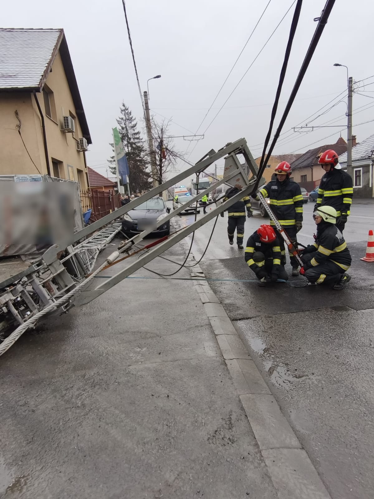 Read more about the article O macara a căzut peste firele de curent, mașină avariată