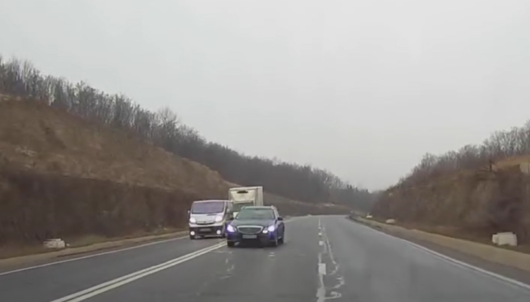 Read more about the article Inconștiență la volan. Șoferul unui Mercedes a fost pe punctul de a provoca un grav accident