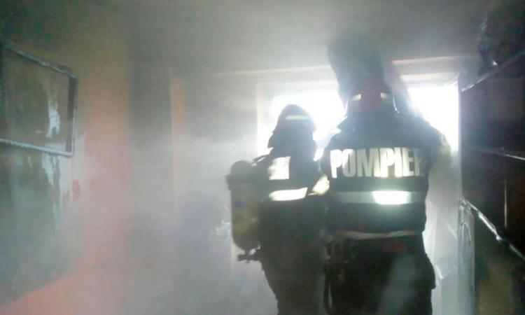 Read more about the article Incendiu la un apartament din Câmpia Turzii. Un bărbat a suferit un atac de panică și a fost transportat la spital