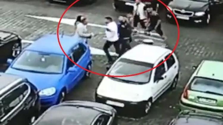 Read more about the article Atac cu pumnii și cu o plasă de lămâi, în parcarea unui supermarket