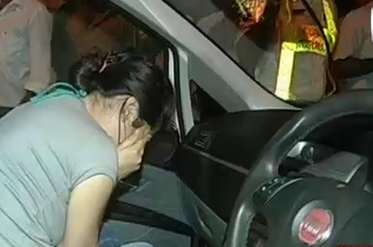 Read more about the article S-a urcat beată la volan și a făcut accident, după care s-a luat la bătaie cu un polițist