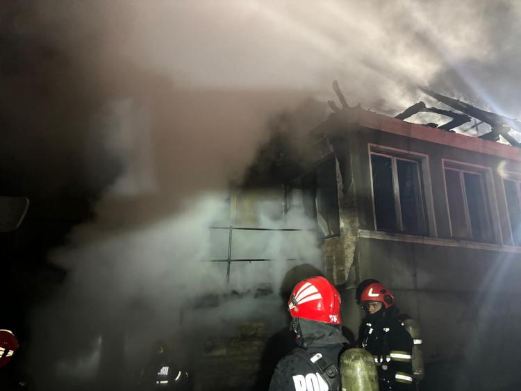 Read more about the article O casă a ars, în comuna Vultureni. De la o țigară