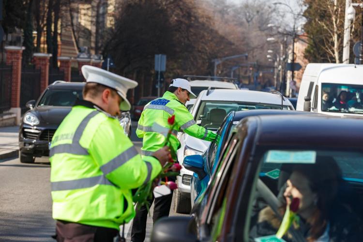 Read more about the article Gest frumos făcut de polițiștii clujeni. Au oferit tuturor femeilor flori de Ziua Femeii