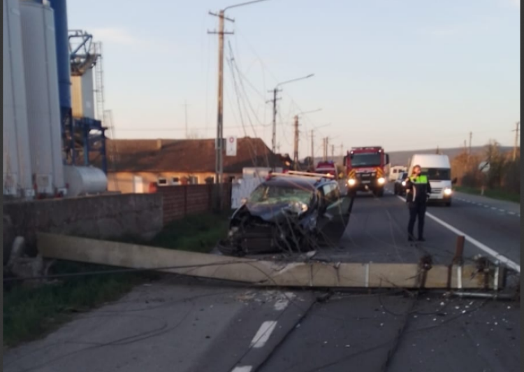 Read more about the article Accident în Bonțida. Un tânăr a intrat cu autoturismul într-un stâlp de electricitate