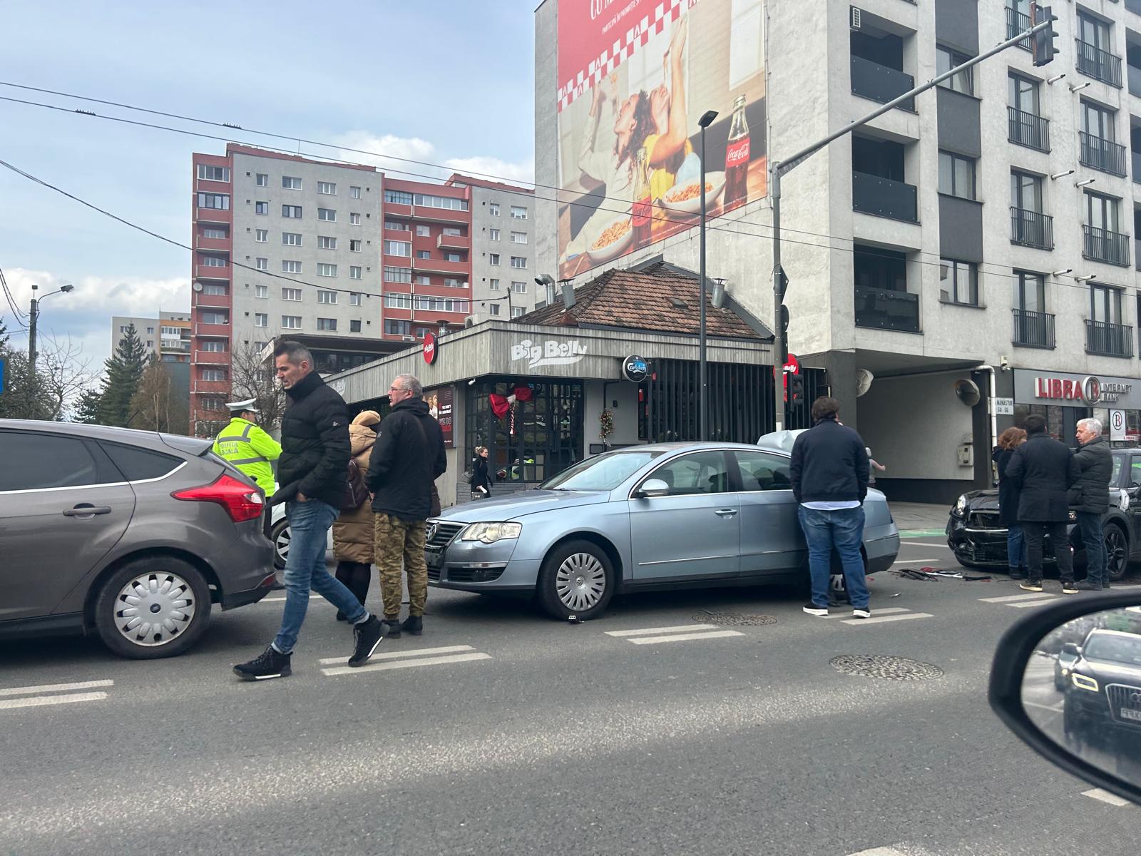 Read more about the article Accident cu trei autoturisme pe Calea Mănăștur. O femeie a avut nevoie de îngrijiri medicale