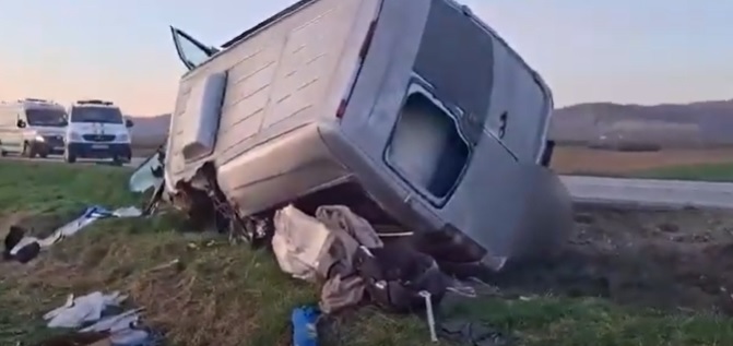 Read more about the article Șoferul microbuzului implicat în groaznicul accident în care au murit trei persoane ar fi adormit la volan