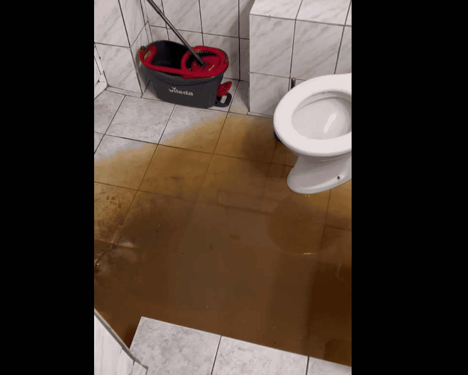Read more about the article Dezastru după ploaia torențială de sâmbătă seara. După 3 ani de lucru la canalizare, oamenii s-au trezit cu dejecții în case