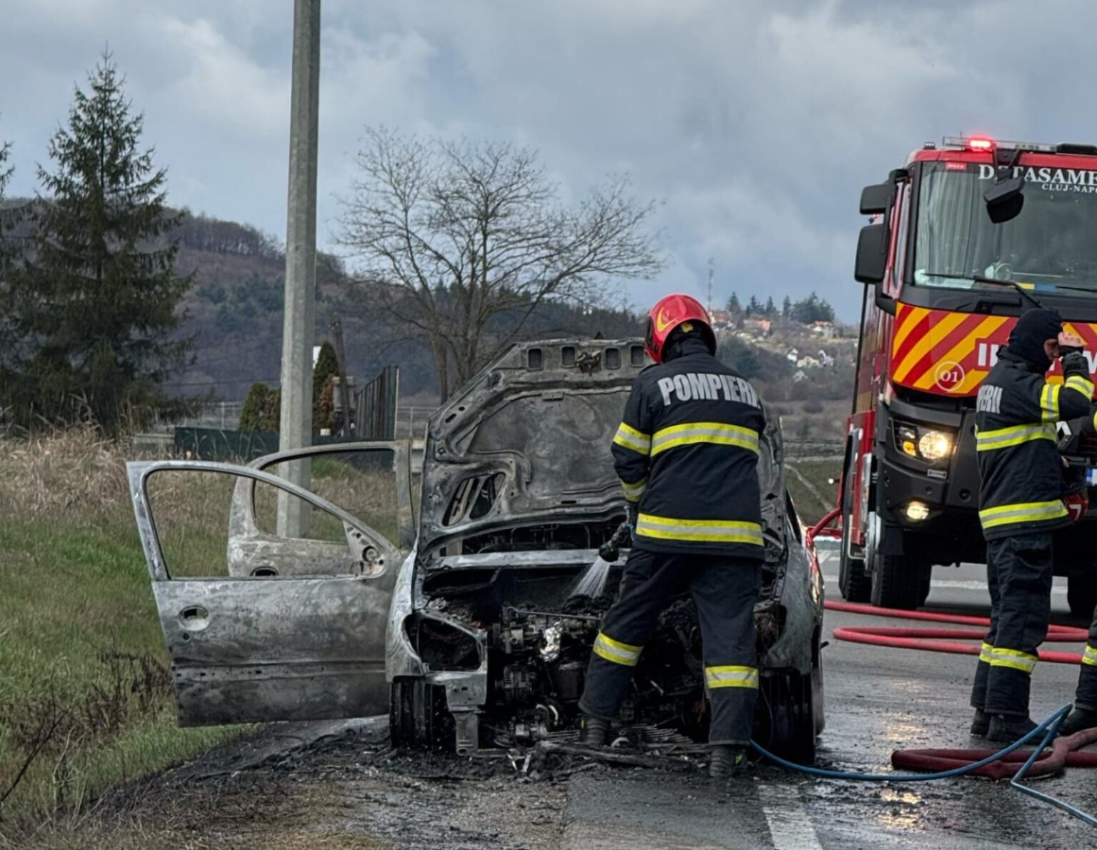 Read more about the article Un incendiu a cuprins o mașină la intrarea în localitatea Vâlcele