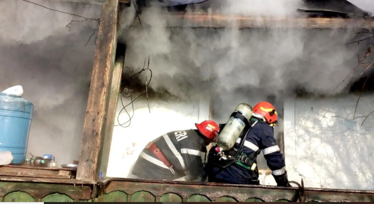 Read more about the article Incendiu la trei garaje din cartierul clujean Zorilor. Pompierii intervin cu trei autospeciale