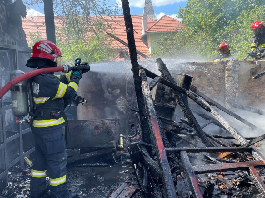Read more about the article Incendiu puternic la un garaj din Cluj. O femeie de 52 de ani a suferit un atac de panică și a fost transportată la spital