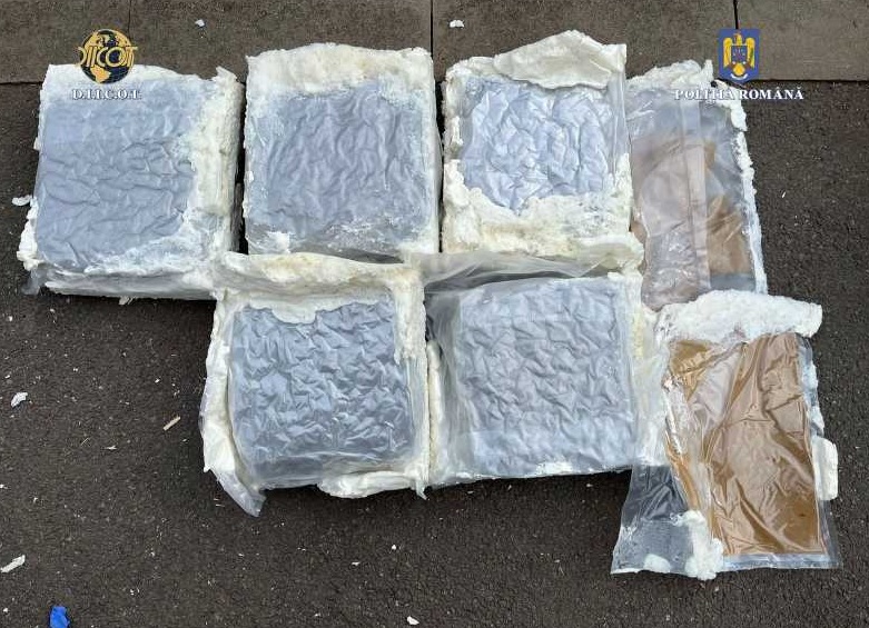 Read more about the article Doi clujeni cu vârste de 22, respectiv 25 de ani, reținuți de DIICOT pentru trafic de droguri