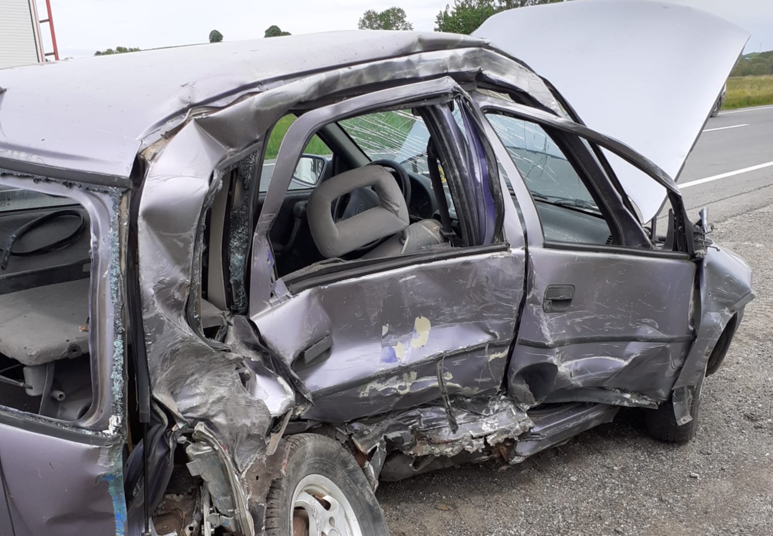 Read more about the article Impact între o basculantă și un autoturism. Un bărbat a fost transportat la spital