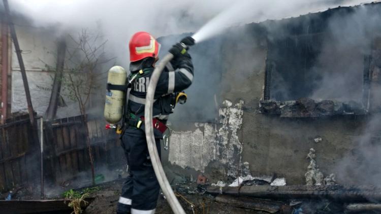 Read more about the article Incendiu violent în județul Cluj. Flăcările au cuprins acoperișul unei case. Acționează trei echipaje de pompieri