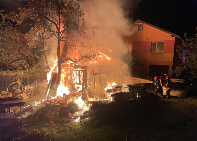 Read more about the article Incendiu devastator în Cluj. Flăcările au cuprins o gospodărie + două case în pericol