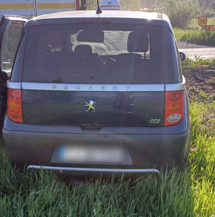 Read more about the article O mașină scăpată de sub control s-a răsturnat și a ieșit de pe șosea. Șoferul, transportat de urgență la spital