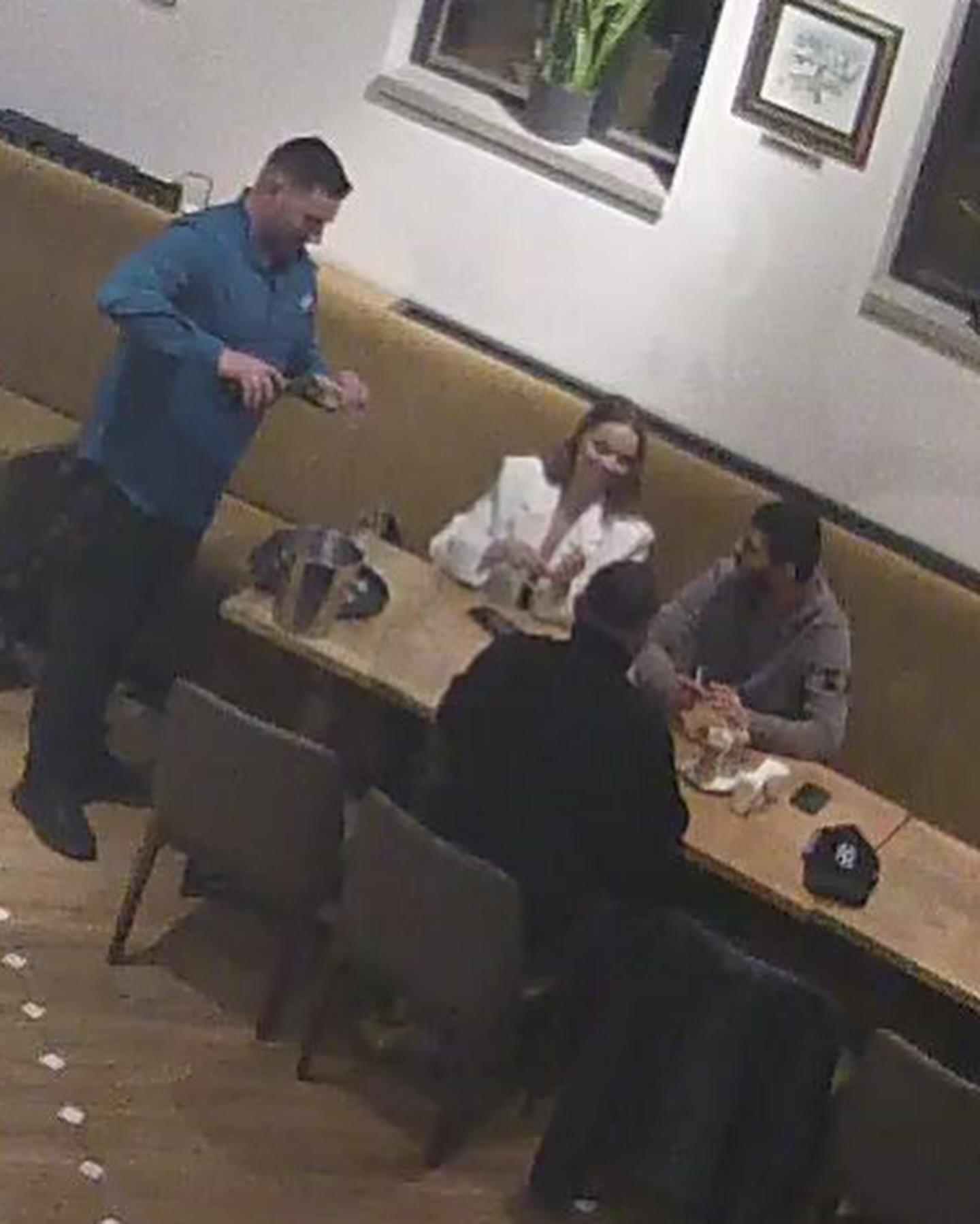 Read more about the article VIDEO. Furt dintr-un cunoscut restaurant din Cluj. Un bărbat a plecat din local cu o minge semnată de fotbaliștii Generației de Aur
