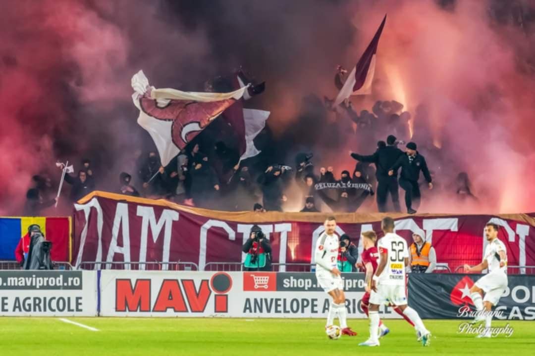 Read more about the article „Peluza Vișinie” reacționează tăios în duelul cu „Șepcile Roșii”: „Ce faceți voi nu e ultraserie, e țigănie”