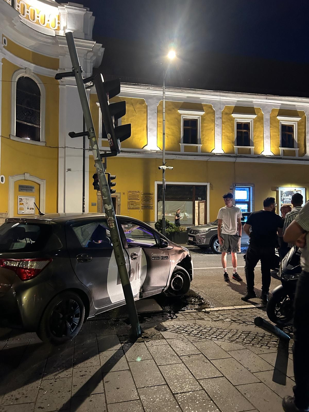 Read more about the article Un șofer Bolt a lovit un stâlp pe Bulevardul Eroilor