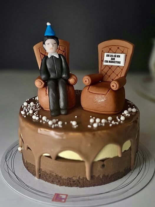 Read more about the article Tortul devenit viral, cu zeci de mii de vizualizări. Este o figurină lângă un scaun gol pe care scrie: „Am zis că vin, dar era marketing”