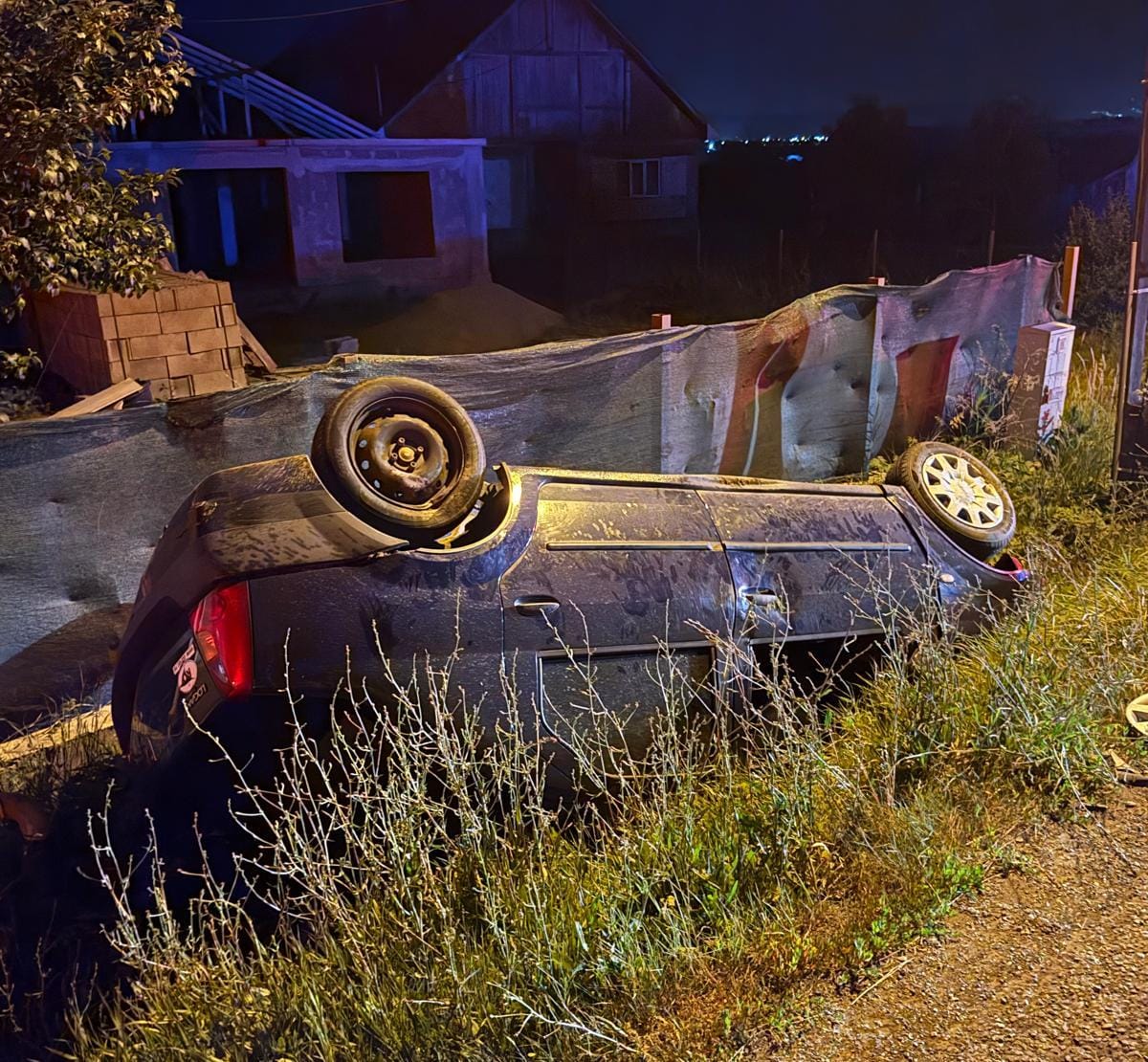 Read more about the article Accident într-o localitate din județul Cluj. Mașină răsturnată într-un șanț. Două persoane transportate la spital