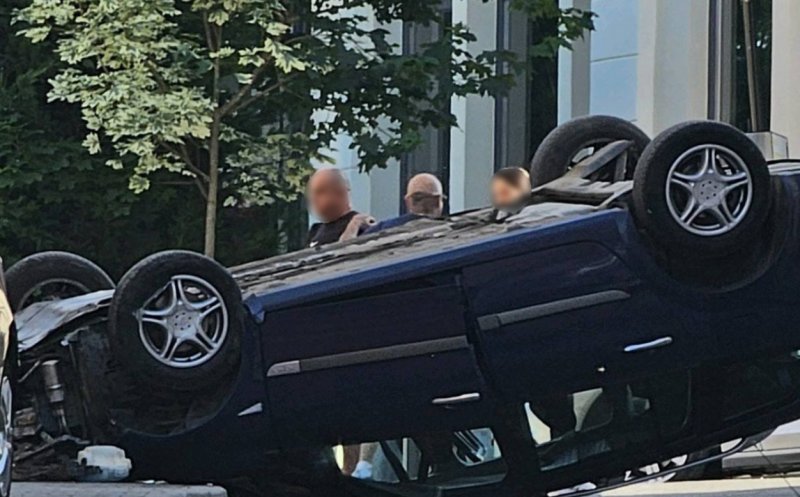 Read more about the article Doi clujeni au scăpat cu viață dintr-un accident, după ce mașina în care se aflau s-a răsturnat într-o curbă