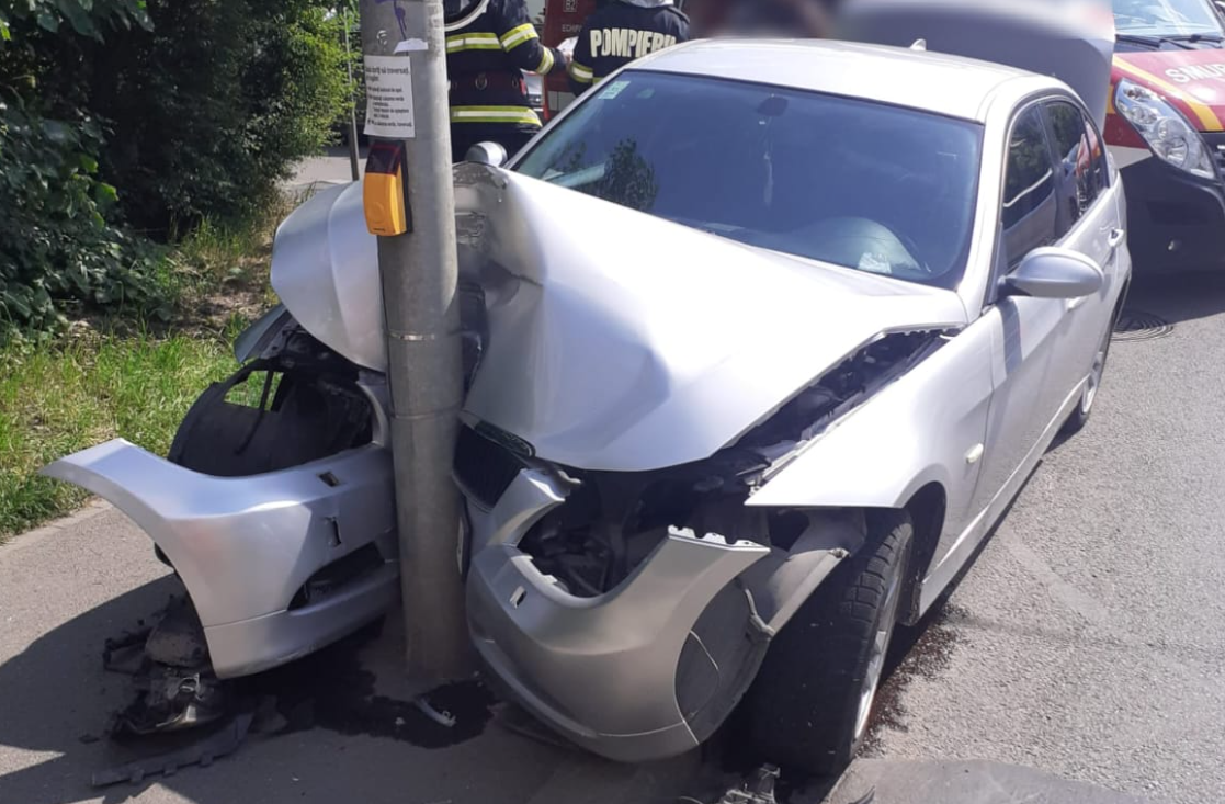 Read more about the article Accident pe strada Plopilor din Cluj: o mașină a intrat într-un semafor. O femeie și un copil de 3 ani, transportați la spital