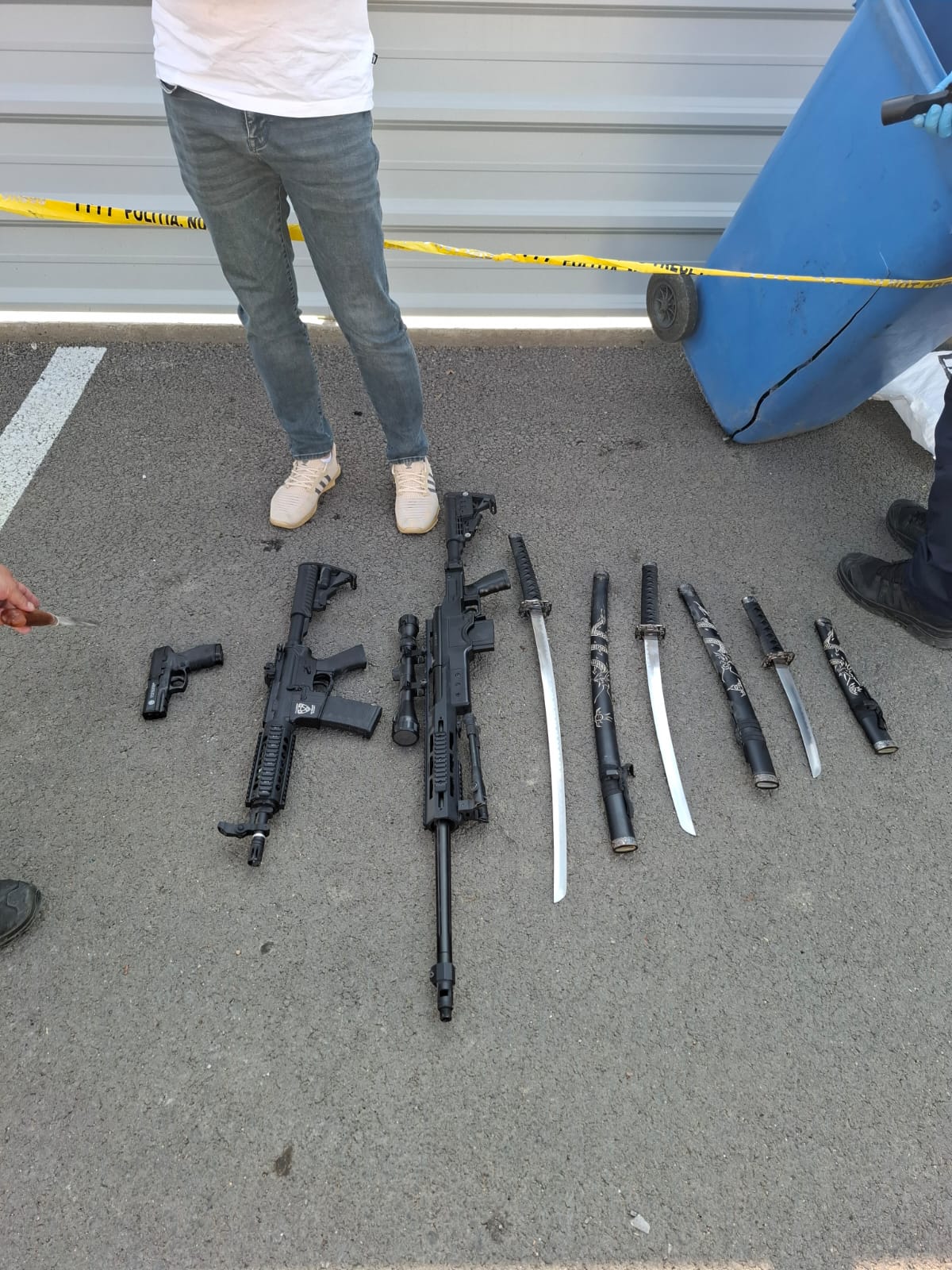 Read more about the article Cuțite, săbii și arme găsite într-un tomberon în localitatea Gilău