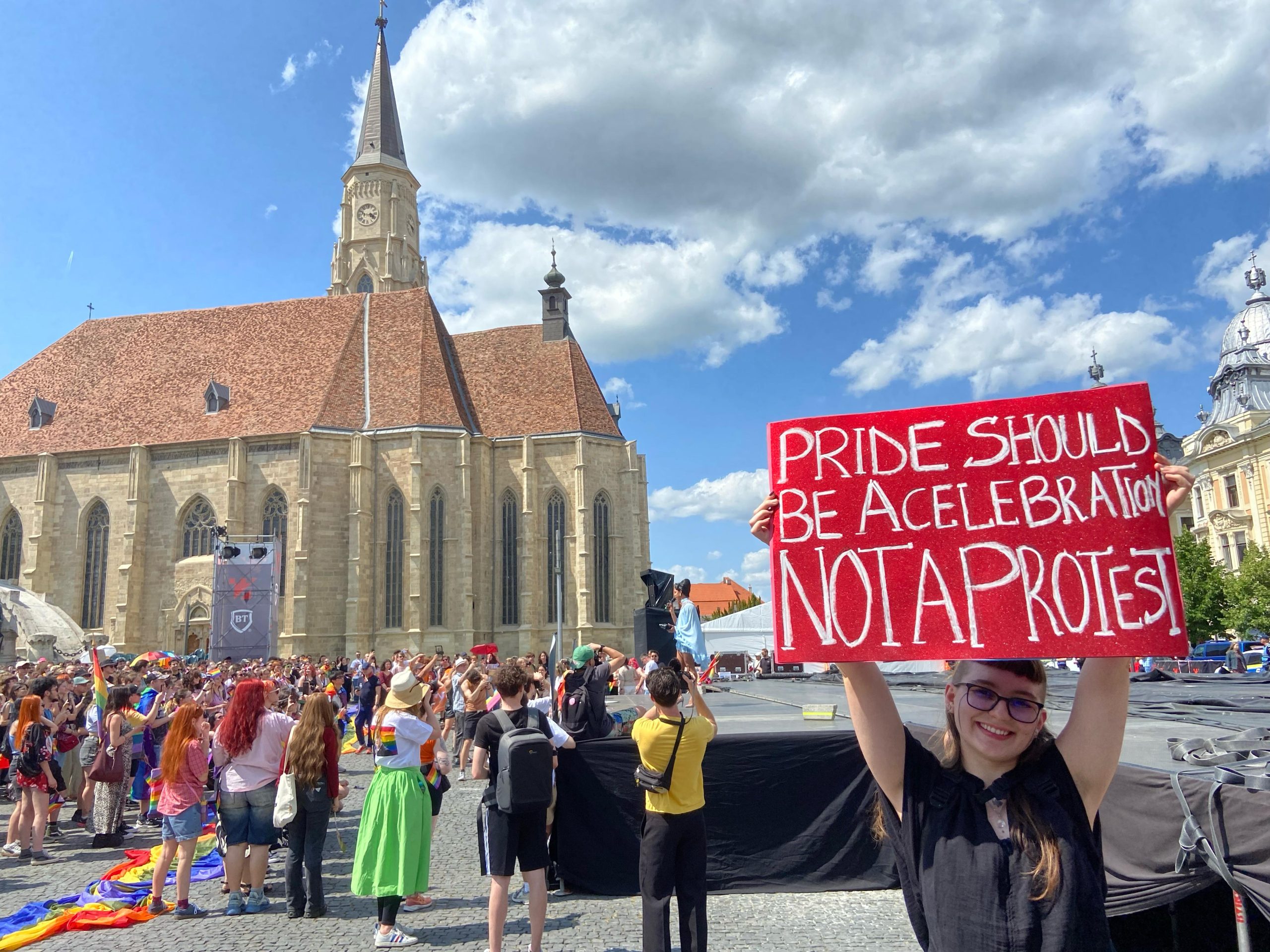 Read more about the article CLUJ PRIDE 2025. Mii de persoane s-au strâns în Piața Unirii pentru a participa la marșul LGBTQIA+. GALERIE FOTO