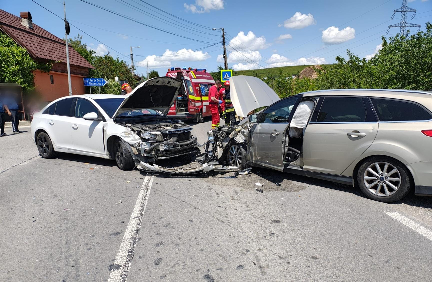 Read more about the article Accident pe un drum din județul Cluj: trei mașini avariate. Intervin două echipaje SMURD și unul de descarcerare