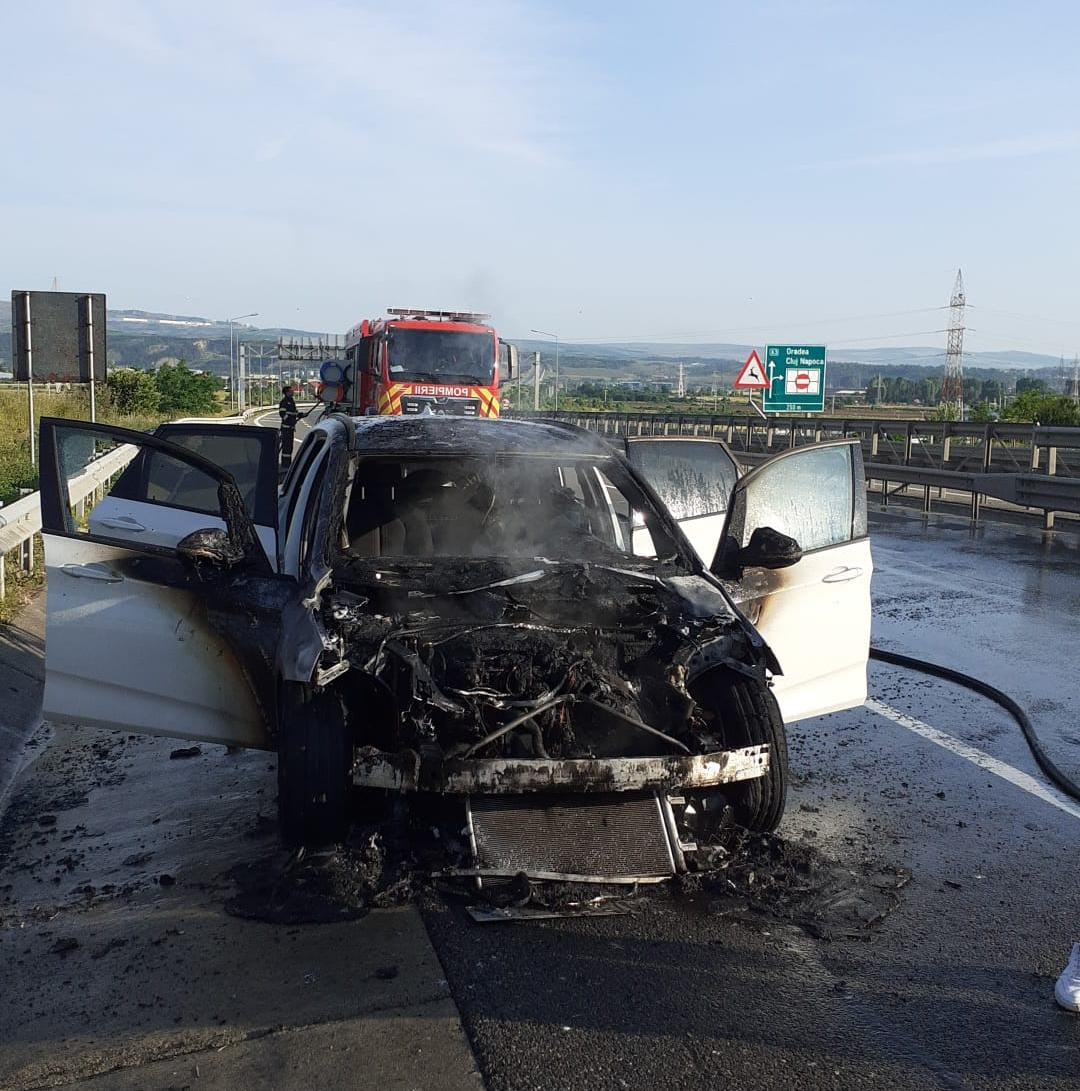 Read more about the article O mașină a luat foc în timp ce se deplasa pe Autostrada Transilvania. Vehiculul a ars în totalitate