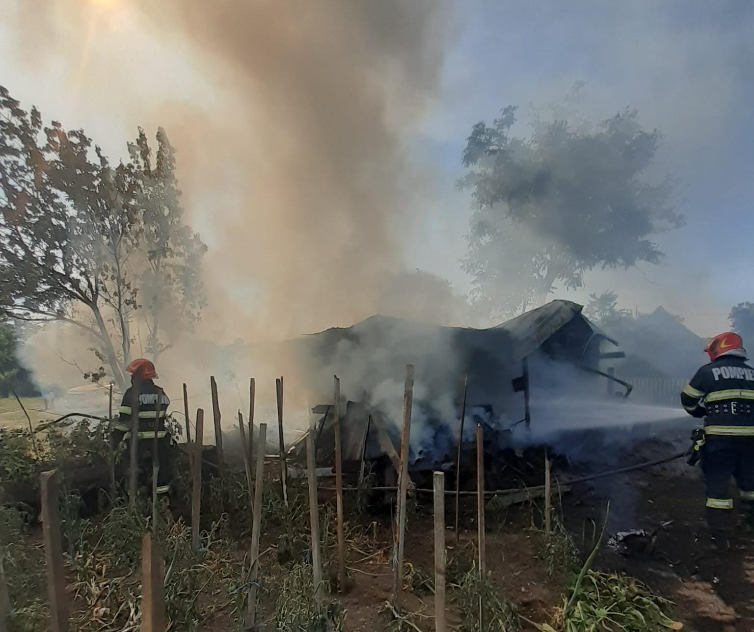 Read more about the article Incendiu în localitatea Mihai Viteazu. A luat foc o anexă gospodărească. Intervine o autospecială pentru stingerea incendiilor