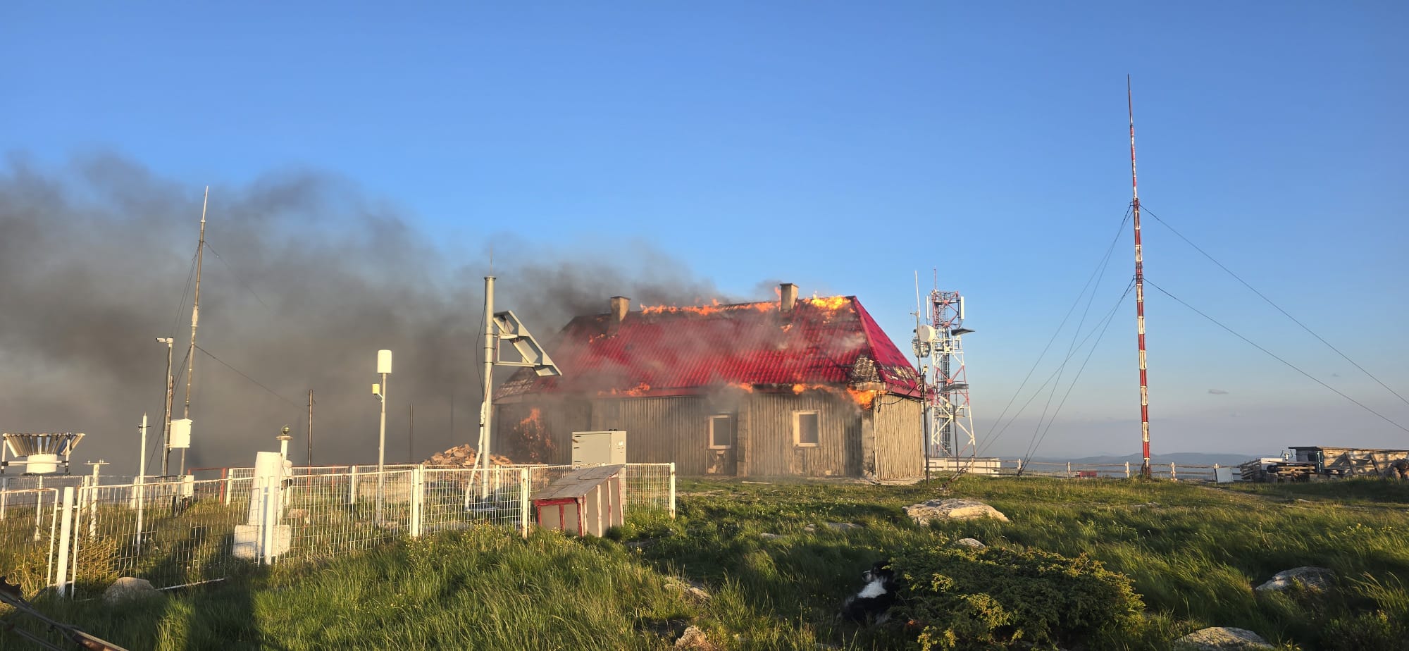 Read more about the article DEZASTRU! Stația meteorologică de pe Vârful Vlădeasa a luat foc!