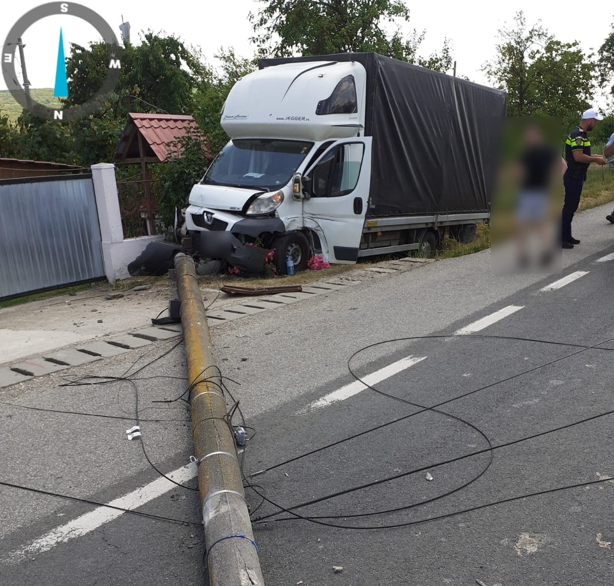 Read more about the article Accident de circulație grav în Livada. Un șofer a intrat frontal într-un stâlp de electricitate, care a căzut pe șosea