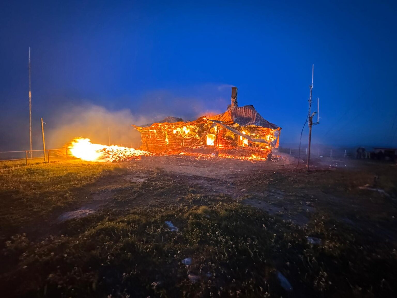 Read more about the article Stația Meteo de la Vlădeasa s-a făcut scrum! Factori care au favorizat propagarea incendiului